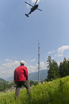 In Kramsach wurde der "umgefallene" Masten wieder augerichtet. (Foto: Land Tirol)